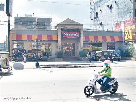 shakeys monumento